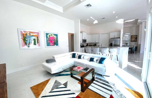 Hunt Club Villa | BRAND NEW XLarge Villa & Guest House! Sleeps 18- 10 beds-8 Bedrooms-Pet friendly