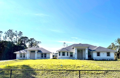 Hunt Club Villa | BRAND NEW XLarge Villa & Guest House! Sleeps 18- 10 beds-8 Bedrooms-Pet friendly