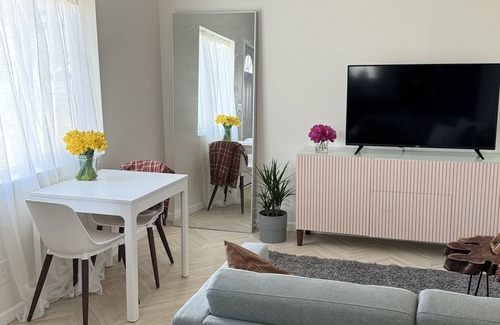 Stanton House | Brand New1-bedroom ADU with full kitchen, queen bed and all the amenities in OC.