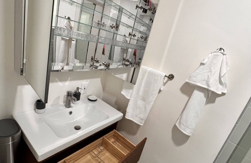 Stanton House | Brand New1-bedroom ADU with full kitchen, queen bed and all the amenities in OC.