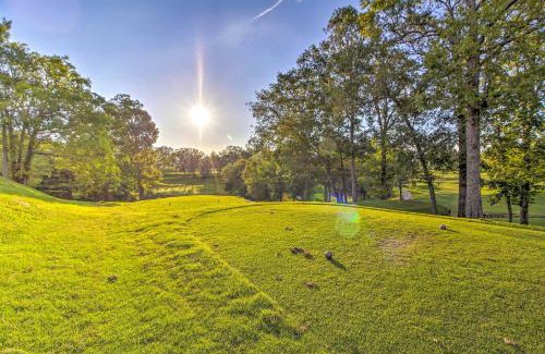 Branson Apartment | Branson Condo on Golf Course with Pool Access!