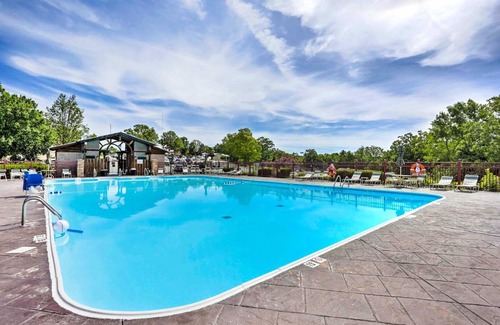 Branson Apartment | Branson Retreat with Balcony and 18-Hole Golf Course!