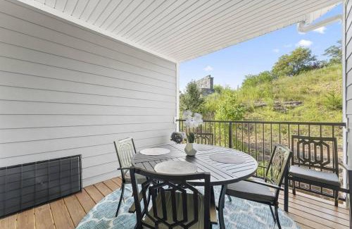 Branson Apartment | Branson Seasons Luxury Condo Pets Pool Grill Game Room Balcony