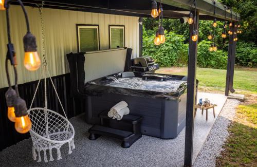 Gholson House | Brazos River Escape, Hot Tub, Indoor Pickleball, Firepit, Fishing, Kayaking, Nature Trail