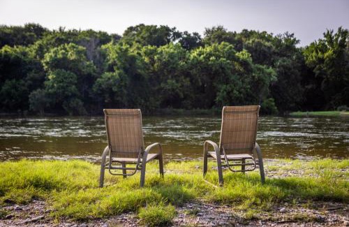 Gholson House | Brazos River Escape, Hot Tub, Indoor Pickleball, Firepit, Fishing, Kayaking, Nature Trail