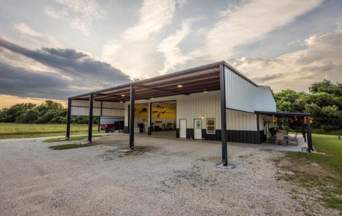 Gholson House | Brazos River Escape, Hot Tub, Indoor Pickleball, Firepit, Fishing, Kayaking, Nature Trail