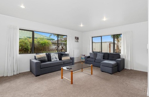 Ruakaka House | Bream Bay Bach - Ruakaka Holiday Home