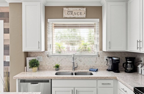 Gold Canyon House | Breathtaking Backyard|Hot Tub|Heated Pool|Dog-Friendly