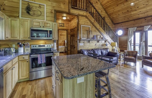 Hidden Lake Cabin | Breathtaking Blue Ridge Mountain Views and Sunset, Sleeps 8!