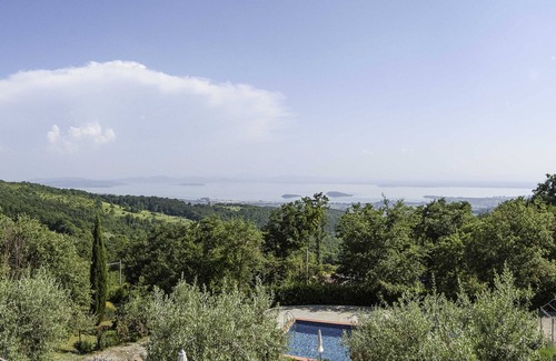 Lisciano Niccone Villa | Breathtaking lake Trasimeno view villa 10 people