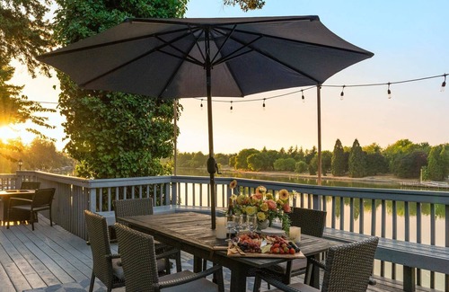 Fairview House | Breathtaking Lakeshore Views on Blue Lake, Hot Tub and Fire-Pit on Deck, Walk to Park, Paddleboard