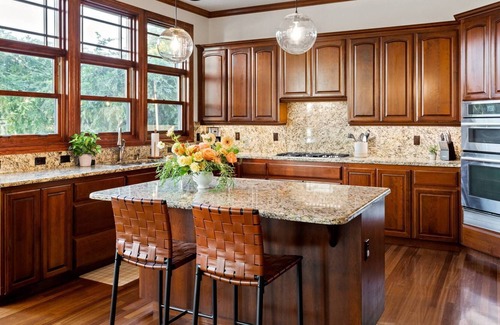 Fairview House | Breathtaking Lakeshore Views on Blue Lake, Hot Tub and Fire-Pit on Deck, Walk to Park, Paddleboard