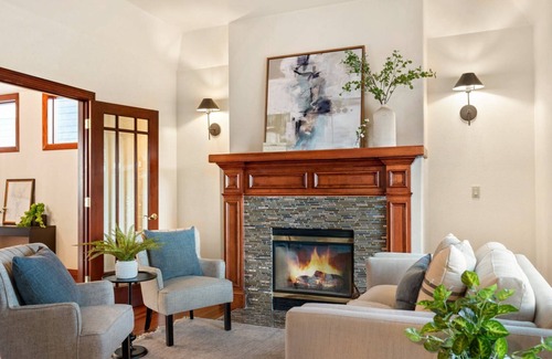 Fairview House | Breathtaking Lakeshore Views on Blue Lake, Hot Tub and Fire-Pit on Deck, Walk to Park, Paddleboard