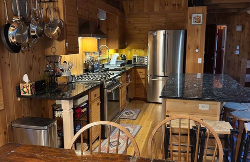 Lanesborough House | Breathtaking Post & Beam minutes from Jiminy Peak, Williamstown, Lenox & hiking