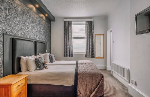 Westcliff-on-Sea Hotel | Breathtaking Views in Secluded Seaside Retreat l Breakfast Included