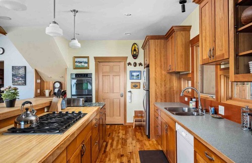 White Salmon House | Breathtaking Views of Mt. Hood and Columbia Gorge, Huge Deck, Shuffleboard, Ping Pong, Trampoline