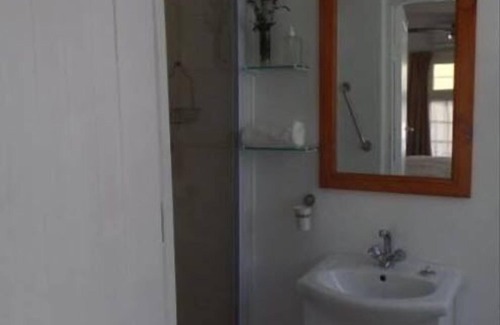 Kidd's Beach Bed & Breakfast | Breeze Inn Bed and Breakfast