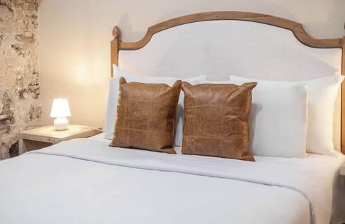 Gay Village Hotel | Breeze Queen – Village Comfort