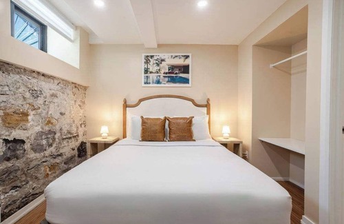 Gay Village Hotel | Breeze Queen – Village Comfort