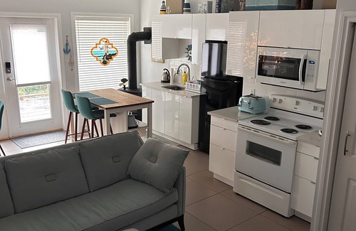 Brentwood Bay Apartment | Brentwoods L'il Lodge, 2Bed, 2Bath, outdoor kitchen, BBQ sleep4-6