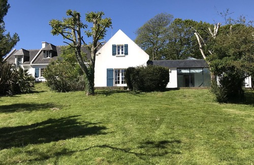 Clohars-Carnoet Villa | Breton style villa set in a large garden, indoor heated pool (28°), jacuzzi (37°), sauna
