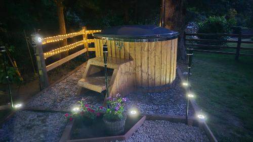 Milton Malsor House | Brewers Bolt Cozy Unique Shepherds Hut - Hot Tub!