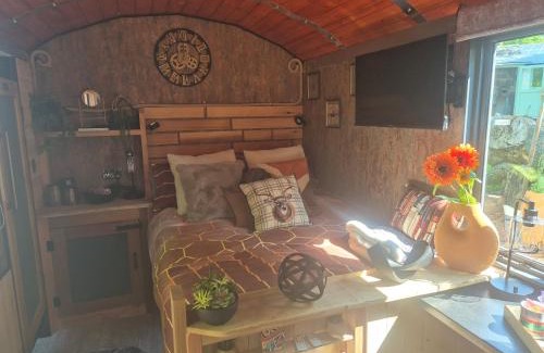 Milton Malsor House | Brewers Bolt Cozy Unique Shepherds Hut - Hot Tub!