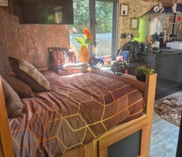 Milton Malsor House | Brewers Bolt Cozy Unique Shepherds Hut - Hot Tub!