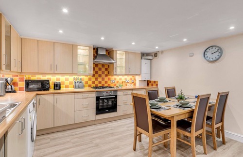 Norwich Apartment | Brewery View | Central| Close to restaurants | 2 Bed | Stylish Apt | Lift | Unique