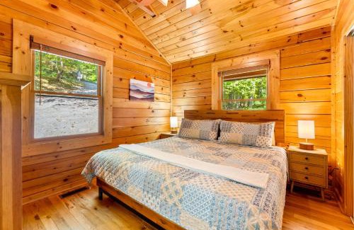 Gatlinburg - Pigeon Forge House | Briar Brook - Private Smoky Mountain Luxury Log Home with 2 Fireplaces, Hot Tub & Community Pool