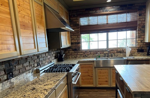 Negreet House | Brick Home W/ Great Views of Toledo Bend Lake & Outdoor Kitchen Sleeps 9
