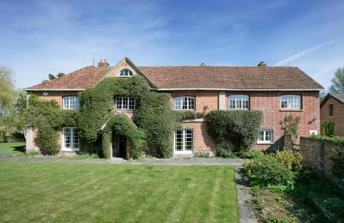Britford Villa | Bridge Farmhouse - Eight ensuite bedrooms