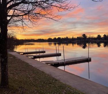 Tomahawk House | Bridge Inn Tomahahwk - 1st Floor, Room 106,1 King Bed, Pet Friendly, Laminate Wood Flooring, Walkout, River View, Price Includes 1 Pet Fee