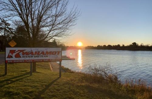 Tomahawk House | Bridge Inn Tomahahwk - 1st Floor, Room 106,1 King Bed, Pet Friendly, Laminate Wood Flooring, Walkout, River View, Price Includes 1 Pet Fee