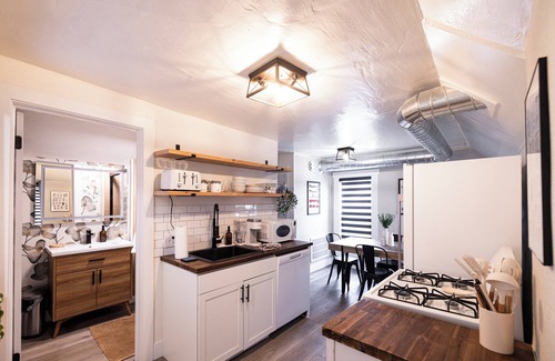 Grand Rapids Apartment | Bridge St Beauty, Brunch & Bars [4 Beds 1 Bath]