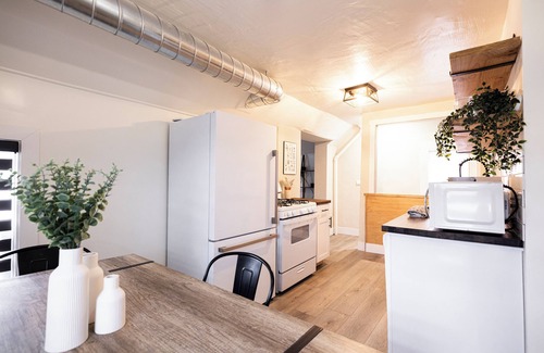 Grand Rapids Apartment | Bridge St Beauty, Brunch & Bars [4 Beds 1 Bath]