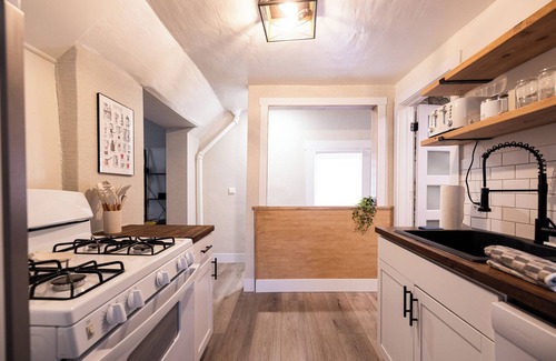 Grand Rapids Apartment | Bridge St Beauty, Brunch & Bars [4 Beds 1 Bath]