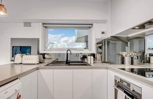 Kirribilli Apartment | 'Bridgeview' - Luxury 2 Bedroom Home, Complete w/Free Parking, Aircon & Lift!