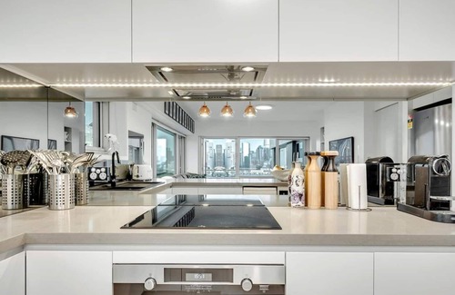 Kirribilli Apartment | 'Bridgeview' - Luxury 2 Bedroom Home, Complete w/Free Parking, Aircon & Lift!