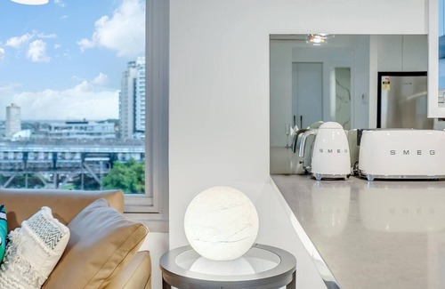 Kirribilli Apartment | 'Bridgeview' - Luxury 2 Bedroom Home, Complete w/Free Parking, Aircon & Lift!