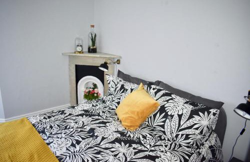 Hove Apartment | Bright 1 Bedroom Flat Minutes from the Beach and Trains