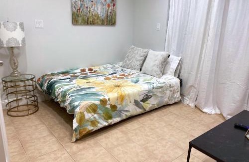 Sunset Apartment | Bright 1-Bedroom Garden Suite, Sleeps 4, Near Downtown & YVR