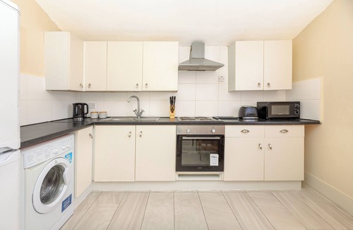 Green Street East House | Bright 1BR Flat, East London, 5min Upton Park Tube