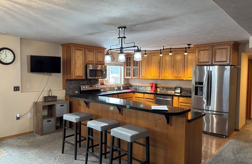 Spokane House | Bright 2-bedroom Mother-in-Law Basement unit with WiFi, AC in Nine Mile Falls