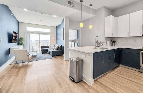 Deep Ellum Apartment | Bright 2BD Apartment in Deep Ellum w/Gym and Pool