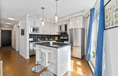 Crosstown Apartment | Bright 2BD Condo, Rogers Arena