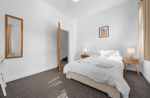 Levenshulme Apartment | Bright 2BD Home - 10 mins to Central Manchester