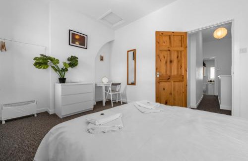 Levenshulme Apartment | Bright 2BD Home - 10 mins to Central Manchester