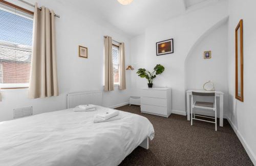 Levenshulme Apartment | Bright 2BD Home - 10 mins to Central Manchester