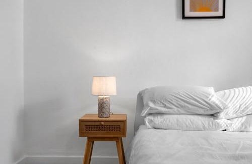 Levenshulme Apartment | Bright 2BD Home - 10 mins to Central Manchester